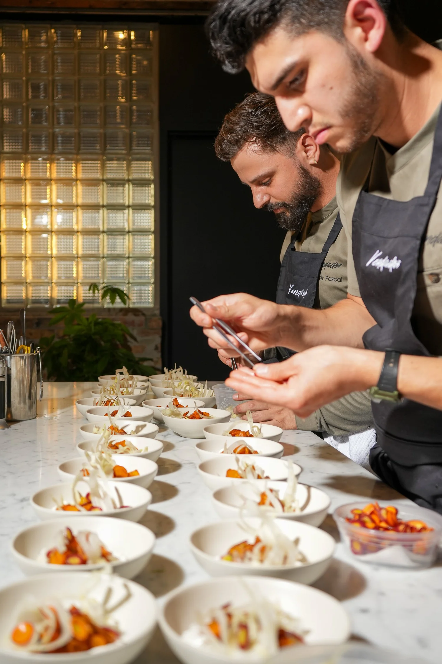 The Vendador team plating together during service
